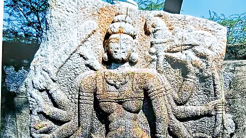 கொற்றவை சிற்பத்தில் குதிரை...