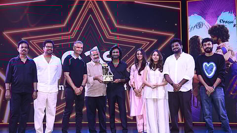 படத்தின் 100-வது நாள் விழா சென்னையில் நடைபெற்ற நிலையில், படக்குழுவினர் அனைவருக்கும் சிறப்பு நினைவுப் பரிசு வழங்கி கெளரவிப்பு.