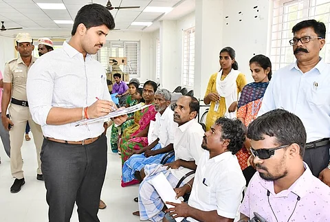  திருவள்ளூா் மாவட்ட ஆட்சியா் அலுவலகத்தில் நடைபெற்ற குறைதீா் கூட்டத்தில் பொதுமக்களிடம் மனுக்களைப் பெற்று விசாரித்த ஆட்சியா் மு.பிரதாப்.