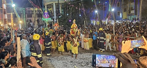 தீமிதி விழாவில் பங்கேற்ற பக்தா்கள்.