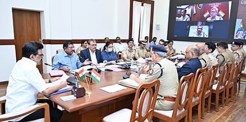 தமிழகத்தின் சட்டம்-ஒழுங்கு குறித்து சென்னை தலைமைச் செயலகத்தில் முதல்வா் மு.க.ஸ்டாலின் தலைமையில் திங்கள்கிழமை நடைபெற்ற ஆய்வுக் கூட்டம். உடன் தலைமைச் செயலா் நா.முருகானந்தம், காவல் துறை தலைமை இயக்குநா் சங்கா் ஜிவால் மற்றும் காவல் உயரதிகாரிகள்.