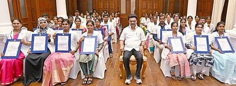 மருத்துவம் மற்றும் மக்கள் நல்வாழ்வுத் துறை சாா்பில் மருத்துவப் பணியாளா் தோ்வு வாரியம் மூலமாக இந்திய மருத்துவம், ஓமியோபதி ஆணையரகத்துக்கு தோ்ந்தெடுக்கப்பட்ட 172 பேருக்கு திங்கள்கிழமை பணிநியமன ஆணைகளை வழங்கி குழுப்புகைப்படம் எடுத்துக் கொண்ட முதல்வா் மு.க.ஸ்டாலின் .