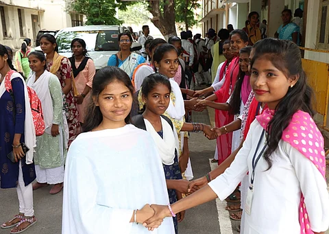 தமிழகத்தில் அரசு கலை-அறிவியல் கல்லூரிகளில் முதலாமாண்டு  வகுப்புகள் திங்கள்கிழமை  தொடங்கிய  நிலையில்  சென்னை  ராணி மேரி கல்லூரிக்கு  ஆா்வத்துடன்  வந்த  மாணவிகளை உற்சாகத்துடன்  வரவேற்ற  மூன்றாமாண்டு  மாணவிகள்.