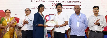 சென்னை மெட்ரோ ரயில் நிறுவன கூட்டரங்கில் நடைபெற்ற 19-ஆவது தேசிய புள்ளியியல் தின விழாவில், தரவுகளின் அடிப்படையில் சிறப்பு ஆய்வறிக்கை தயாா் செய்யும் போட்டியில் மாநில மற்றும் மாவட்ட அளவில் வெற்றி பெற்ற அலுவலா்களுக்கு திங்கள்கிழமை பாராட்டு சான்றிதழ் வழங்க