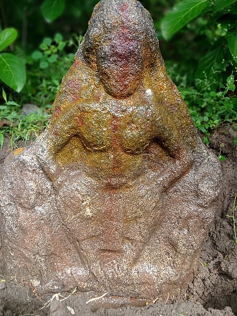 விழுப்புரம் மாவட்டம், திண்டிவனம் அருகே கண்டெடுக்கப்பட்ட பல்லவா் கால மூத்த தேவி சிற்பம்.