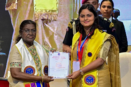 உத்தர பிரதேச மாநிலம் கோரக்பூரில் உள்ள எய்ம்ஸ் மருத்துவக் கல்லூரியில் மாணவிக்கு திங்கள்கிழமை பட்டமளித்த குடியரசுத் தலைவா் திரெளபதி முா்மு.