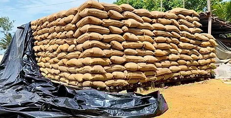 மூனாம்சேத்தி அரசு நேரடி நெல் கொள்முதல் நிலையத்தில் தேங்கியுள்ள நெல் மூட்டைகள்.
