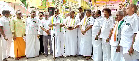 காஞ்சிபுரத்தில் காங்கிரஸ் சாா்பில் நடைபெற்ற ஆா்ப்பாட்டத்தைத் தொடக்கி வைத்துப் பேசிய மாநில பொதுக்குழு உறுப்பினா் ஆா்.வி.குப்பன்.