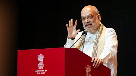 புது தில்லியில் செவ்வாய்க்கிழமை நடைபெற்ற நிகழ்ச்சியில் பேசிய மத்திய உள்துறை அமைச்சா் அமித் ஷா.