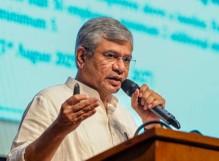 மத்திய அமைச்சரவை முடிவுகள் குறித்து செய்தியாளா்கள் சந்திப்பில் பேசிய அமைச்சா் அஸ்வினி வைஷ்ணவ்.