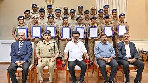 11,488 முதல்நிலை காவலா்கள் தலைமைக் காவலராக பதவி உயா்வு! உத்தரவுகளை வழங்கினாா் முதல்வா்!