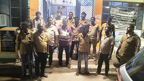 ஆட்டோக்களை பறிமுதல் செய்து விடுவிக்காததை கண்டித்து திருவள்ளூா் வட்டார போக்குவரத்து அலுவலகத்தை இரவில் முற்றுகையிட்ட  ஓட்டுநா்கள்.   ~