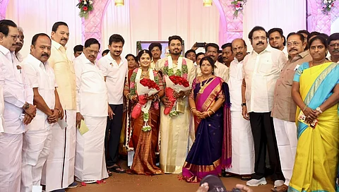 வேலூர் மாவட்டம் காட்பாடி வடக்கு பகுதி செயலாளர் வன்னியராஜா மகள் வ.விஷ்ணுபிரியா – ஹெச்.சுரேஷ்குமார் இணையரின் திருமணத்தை துணை முதல்வர் உதயநிதி ஸ்டாலின் நடத்தி வைத்து மணமக்களை வாழ்த்தினார்.