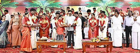 சென்னை, ராஜா அண்ணாமலைபுரம், அருள்மிகு கபாலீசுவரர் கற்பகாம்பாள் திருமண மண்டபத்தில் 32 இணைகளுக்கு திருமணத்தை நடத்தி வைத்து, பரிசுகள் மற்றும் சீர்வரிசைப் பொருட்களை வழங்கி வாழ்த்தும் முதல்வர் மு.க.ஸ்டாலின். 