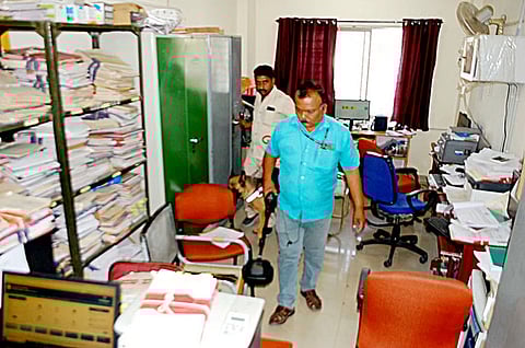 ஆட்சியா் அலுவலகத்தில் சோதனை மேற்கொண்ட வெடிகுண்டு செயலிழப்புப் பிரிவினா்.