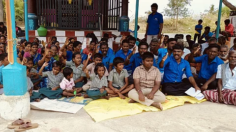 ஓடையைத் தூா்வாரக் கோரி பொதுமக்கள் போராட்டம்