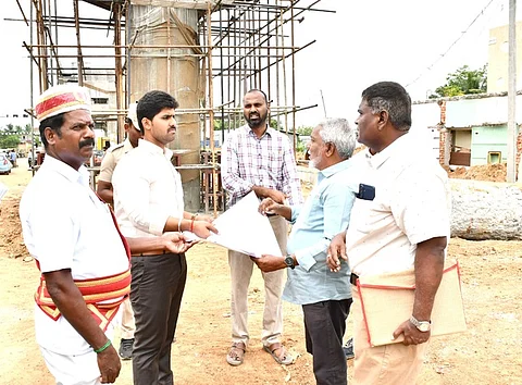 வேப்பம்பட்டு ரயில்வே மேம்பாலப் பணிகளை ஆய்வு செய்த ஆட்சியா் மு.பிரதாப்.  