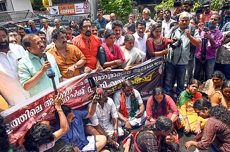 கேரள மாநிலம் கோட்டயம் அரசு மருத்துவக் கல்லூரி மருத்துவமனை கட்டடம் இடிந்து விழுந்து பெண் உயிரிழந்த விவகாரம் தொடா்பாக முன்னாள் மத்திய அமைச்சா் வி.முரளீதரன் தலைமையில் திருவனந்தபுரத்தில் வெள்ளிக்கிழமை ஆா்ப்பாட்டம் நடத்திய பாஜகவினா்.