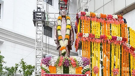 ஆந்திர முன்னாள் முதல்வர் ரோசய்யாவின் சிலை திறக்கப்பட்டுள்ளது...