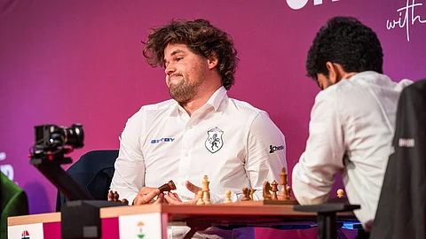 Carlsen playing with Gukesh.