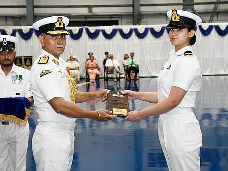 ஆஸ்தாவுக்கு ‘தங்கச் சிறகு’ விருது வழங்கிய கடற்படையின் விமானப் படை பிரிவு துணைத் தலைமை தளபதி ஜனக் பேவ்லி.