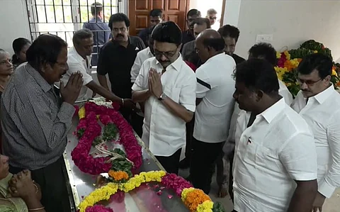 மூத்த தமிழறிஞா் பெருங்கவிக்கோ வா.மு.சேதுராமன் உடலுக்கு அஞ்சலி செலுத்திய முதல்வர் மு.க.ஸ்டாலின்.