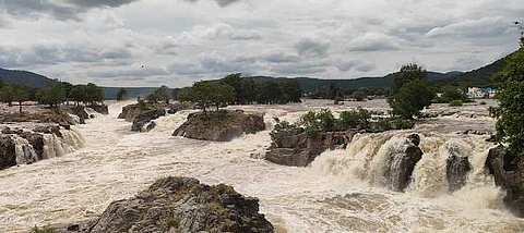 ஒகேனக்கல் ஐந்தருவியில் ஆா்ப்பரித்துக் கொட்டும் தண்ணீா்.