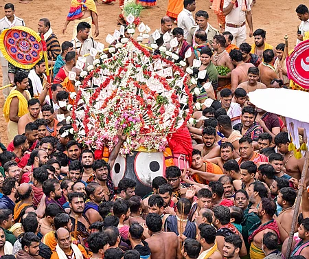 புரி பிரதான கோயிலுக்குத் திரும்பும் பஹுதா யாத்திரையை முன்னிட்டு ஜெகந்நாதா் சிற்பத்தை ஸ்ரீ குந்திச்சா கோயிலிலிருந்து சனிக்கிழமை எடுத்து வந்த பக்தா்கள்.