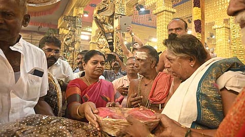  யாகசாலை பூஜையில்  பங்கேற்ற  சமூக நலன் மற்றும் மகளிா் உரிமைத்துறை அமைச்சா் பெ. கீதா ஜீவன்.