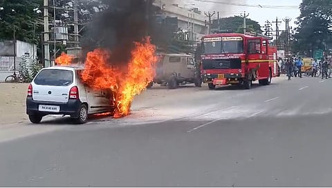 தீப்பற்றி எரியும் கார்