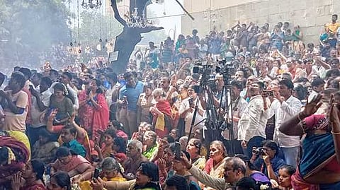  திருச்செந்தூா் அருள்மிகு சுப்பிரமணிய சுவாமி கோயிலில் ஞாயிற்றுக்கிழமை, யாகசாலையில் குவிந்த பக்தா்கள்.