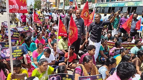  சாலை மறியலில் ஈடுபட்ட நாம்தமிழா் கட்சியினா்.