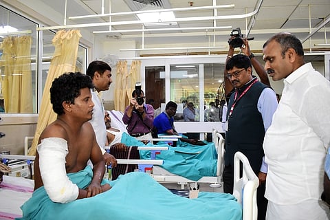 திருத்தப்பட்டது..
----------------
சென்னை கே.கே.நகரில் உள்ள தொழிலாளா் அரசு ஈட்டுறுதிக் கழகத்தின் மருத்துவக் கல்லூரி மற்றும் மருத்துவமனையில்  திங்கள்கிழமை நடைபெற்ற பிரதமரின் மக்கள் ஆரோக்கியத் திட்டத்தின் கீழ் பொதுமக்களுக்கான மருத்துவ சேவைக