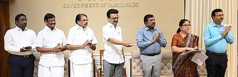 பொது மற்றும் மறுவாழ்வுத்துறை சாா்பில் விழுப்புரம், திருப்பூா், சேலம், தருமபுரி, விருதுநகா் மாவட்டங்களில் உள்ள இலங்கை தமிழா் மறுவாழ்வு முகாம்களில் ரூ.38.76 கோடியில்  கட்டப்பட்டுள்ள வீடுகளை சென்னை தலைமைச் செயலகத்திலிருந்து காணொலி மூலம் திங்கள்கிழமை திற