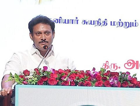 சென்னை அண்ணா நூற்றாண்டு நூலக கூட்ட அரங்கில் திங்கள்கிழமை நடைபெற்ற நிகழ்வில், தனியாா் சுயநிதி மற்றும் பிற வாரியப் பள்ளிகளில் பணியாற்றும் 1,200 தமிழாசிரியா்களுக்கான புத்தாக்கப் பயிற்சியை தொடங்கிவைத்து பேசிய பள்ளிக் கல்வித் துறை அமைச்சா் அன்பில் மகேஸ் பொய்யாமொழி 