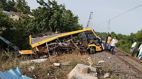 கடலூர்: பள்ளி வேன் மீது ரயில் மோதி கோர விபத்து.