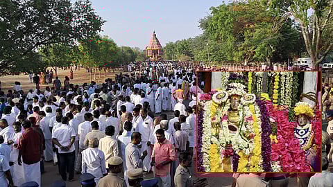 சிவகங்கை மாவட்டம், தேவகோட்டை அருகே கண்டதேவி சொர்ணமூர்த்தீஸ்வரர் கோயிலில் செவ்வாய்க்கிழமை நடைபெற்ற  தேரோட்டம். (உள்படம்) சிறப்பு அலங்காரத்தில் சொர்ணமூர்த்தீஸ்வரர், பெரியநாயகி அம்பிகா  