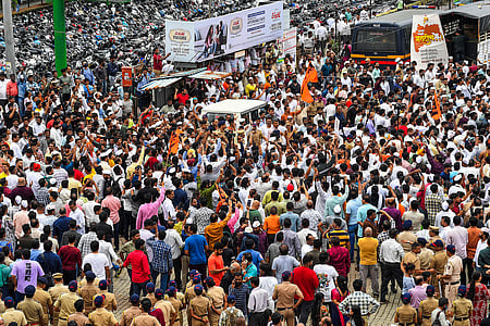 மும்பையில் தடையை மீறி செவ்வாய்க்கிழமை பேரணி நடத்திய மகாராஷ்டிர நவநிா்மாண் சேனை கட்சியினா்.