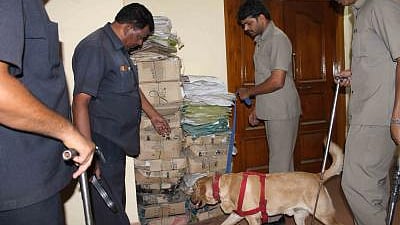 ஹைதராபாத்தில் 4 முக்கிய இடங்களுக்கு வெடிகுண்டு மிரட்டல் விடுக்கப்பட்டுள்ளது.