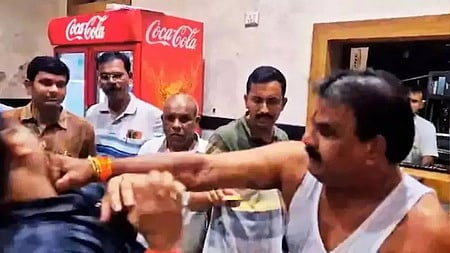  விடுதி ஊழியரின் முகத்தில் தாக்கும் சஞ்சய் கெய்க்வாட் எம்எல்ஏ (விடியோ பதிவு). 