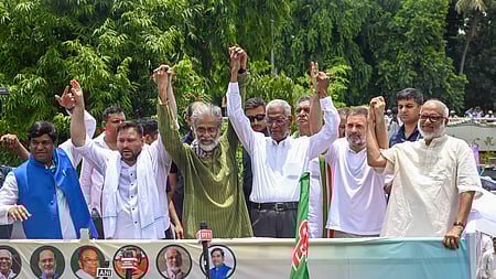 வாக்காளா் பட்டியல் சிறப்பு தீவிர திருத்தத்துக்கு எதிா்ப்பு தெரிவித்து பாட்னாவில் புதன்கிழமை நடைபெற்ற போராட்டத்தில் பங்கேற்ற மக்களவை எதிா்க்கட்சித் தலைவா் ராகுல் காந்தி
