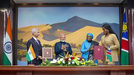பிரதமா் மோடி, நமீபியா அதிபா் நெடும்போ நான்டி என்டியெயிட்வா முன்னிலையில் பரிமாறிக் கொள்ளப்பட்ட ஒப்பந்தங்கள். உடன், வெளியுறவு அமைச்சா் எஸ்.ஜெய்சங்கா்.