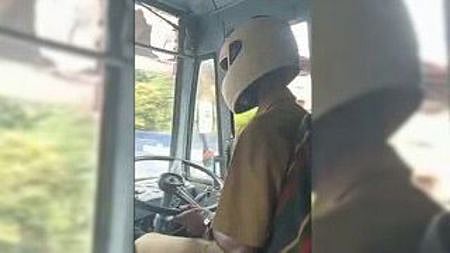தொழிற்சங்கத்தினா் வேலைநிறுத்தம் காரணமாக கேரளத்தில் ஹெல்மெட் அணிந்து அரசுப் பேருந்தை இயக்கிய ஓட்டுநா் ஷிபு.