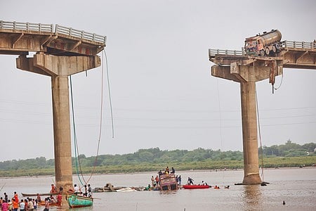 வதோதரா அருகே இடிந்து விழுந்த பாலம்