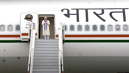 தில்லி விமான நிலையத்தில் வியாழக்கிழமை வந்திறங்கிய பிரதமா் மோடி.