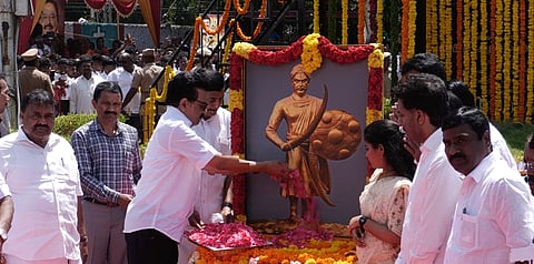 அழகுமுத்துக் கோன் திருவுருவப்படத்திற்கு மலர் தூவி மரியாதை செலுத்திய முதல்வர் மு.க.ஸ்டாலின்.