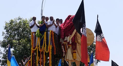 அழகுமுத்துக் கோன் சிலைக்கு மாலை அணிவித்து மரியாதை செலுத்திய அதிமுகவினர்.  