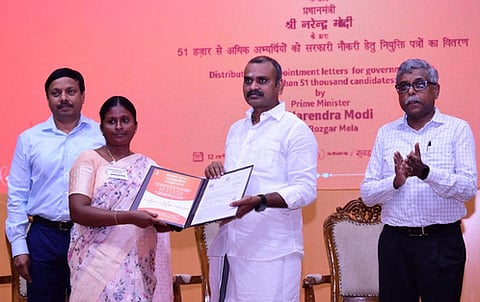 சென்னை  ஐசிஎஃப்-இல் உள்ள அம்பேத்கா் அரங்கத்தில் சனிக்கிழமை நடைபெற்ற நிகழ்ச்சியில் பெண்ணுக்கு பணி நியமன ஆணையை வழங்கிய மத்திய இணையமைச்சா் எல்.முருகன். உடன், ஐசிஎஃப் பொது மேலாளா் யு.சுப்பாராவ்,  முதன்மை தலைமை பணியாளா் அலுவலா் ஆா்.மோகன்ராஜா உள்ளிட்டோா்.