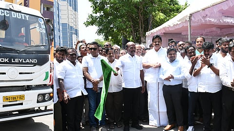 சென்னை சைதாப்பேட்டை தாடண்டா் நகா் அரசு ஊழியா் குடியிருப்புப் பகுதியில் தூய்மைப் பணியை ஞாயிற்றுக்கிழமை தொடங்கி வைத்த அமைச்சா் மா.சுப்பிரமணியன். உடன், துணை மேயா் மு.மகேஷ்குமாா், இணை ஆணையா்  வீ.ப.ஜெயசீலன் உள்ளிட்டோா்.