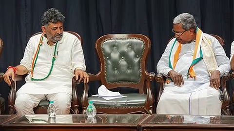 கர்நாடக துணை முதல்வர் டிகே சிவக்குமாருடன் முதல்வர் சித்தராமையா.